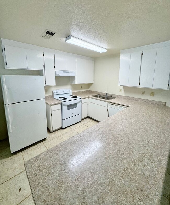 Building Photo - **Reserve for Summer 2026** Deckhouse at 6th & Ivy!