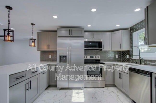 Building Photo - 425 Orangewood Dr