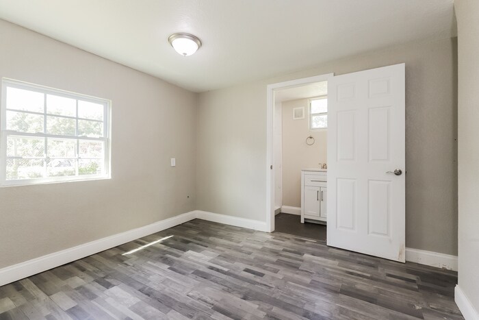 Building Photo - 147 NW 10th Dr