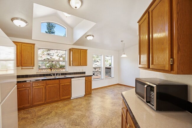 Building Photo - Wonderful Rural Home!