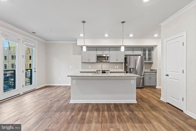 Building Photo - 2400 Stella Pl