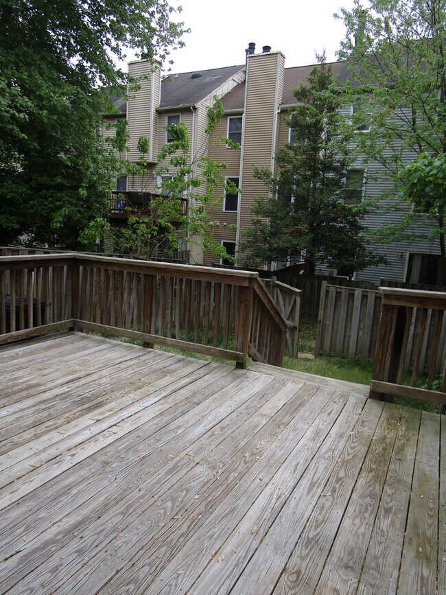Building Photo - Large 4 Bedroom Townhouse in Gaithersburg!...