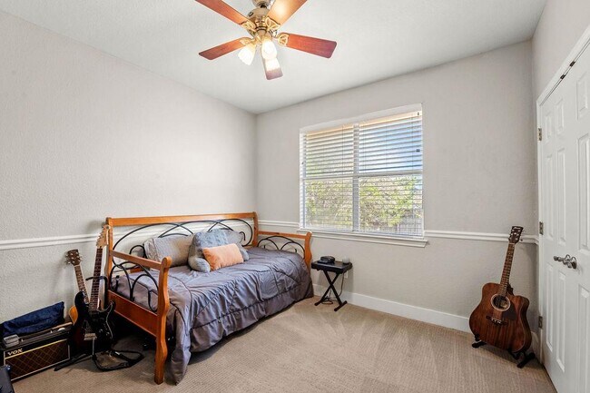 Building Photo - 11 Elmwood Cir