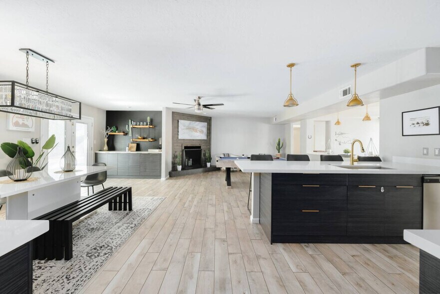 Building Photo - 6843 E Sheena Dr