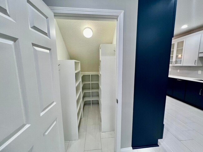 Building Photo - 1155 River Oak View Dr