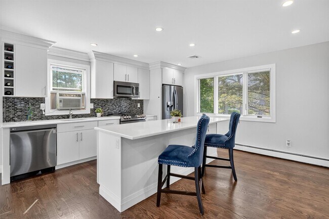 Building Photo - 76 Amundsen Ln