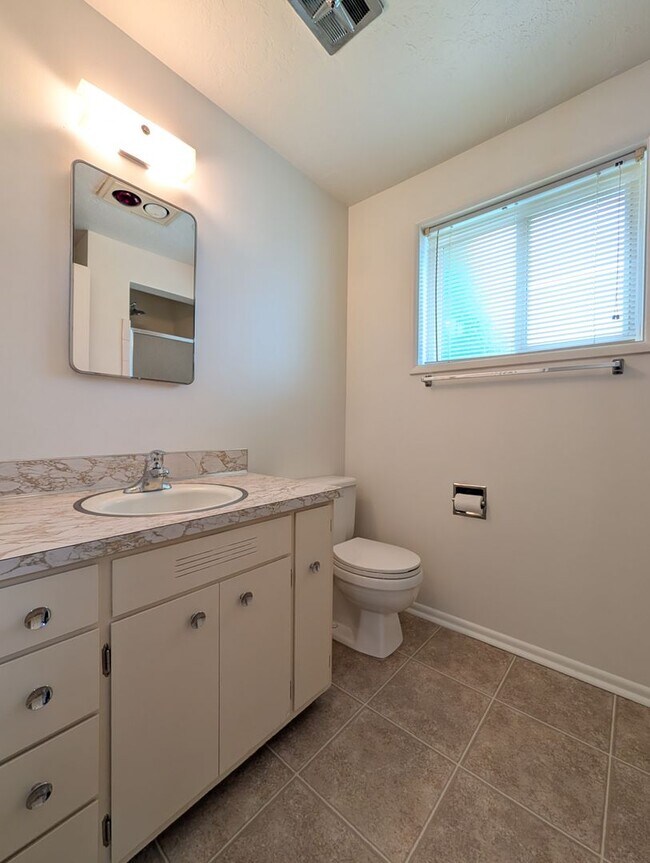 Building Photo - 3-Bedroom, 2-Bath Home In The River Road A...