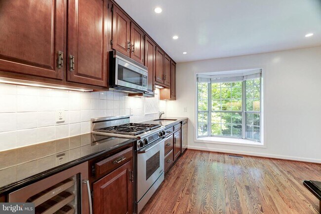 Building Photo - 1412 McLean Mews Ct