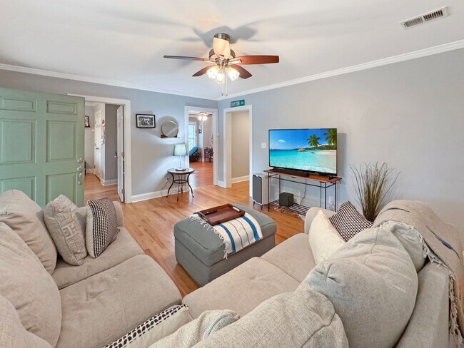 Building Photo - Large 4 bedroom, 3 bath home recently updated near Chickasaw Gardens