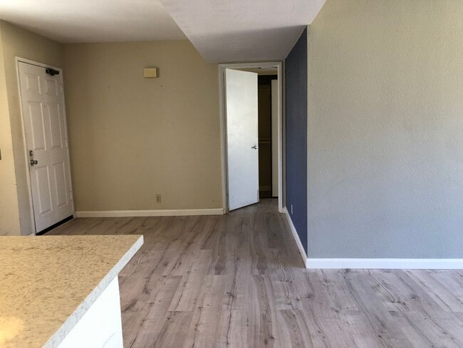 Building Photo - Dual master condo located in University Heights