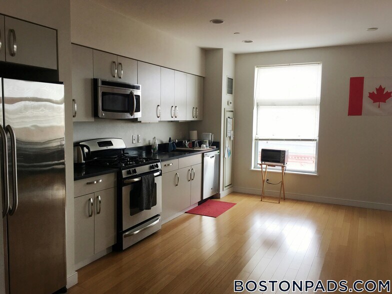 Building Photo - 601 Albany St