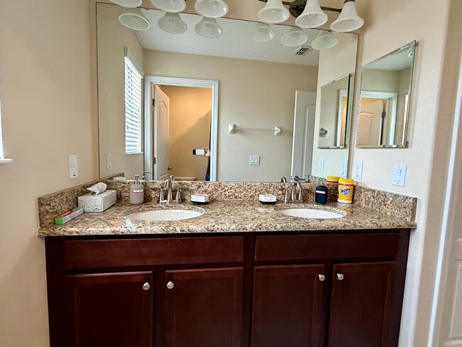 Building Photo - 3,261 SF Fully Furnished 5-Bed Gem | Just Bring Your Suitcase!