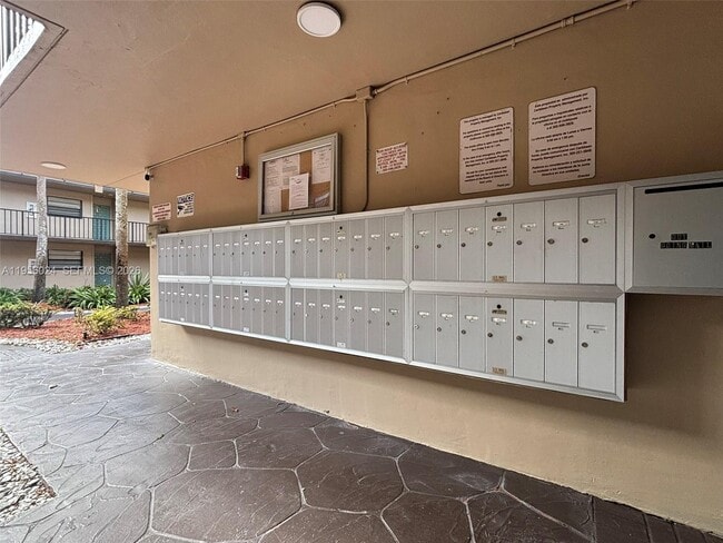 Building Photo - 10865 SW 112th Ave