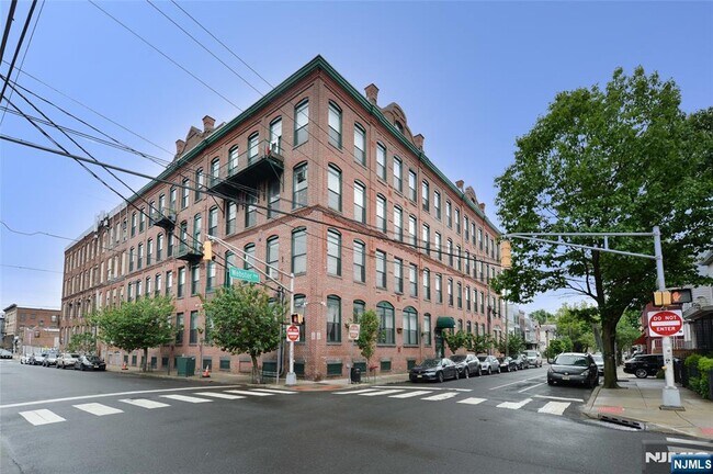Building Photo - 126 Webster Ave