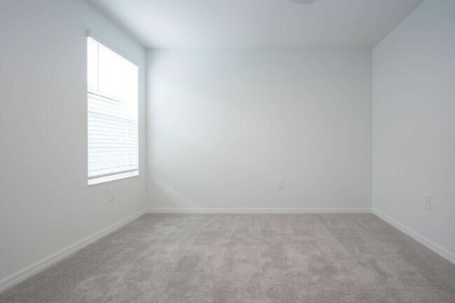 Building Photo - Lakeside Luxury in Parrish - 5 Bedroom BRA...