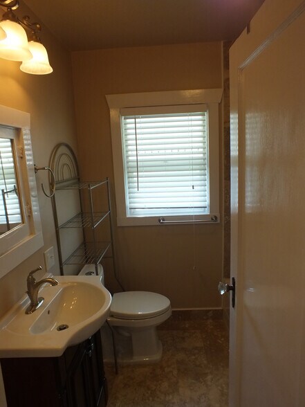 413 bathroom - 413 S 8th St
