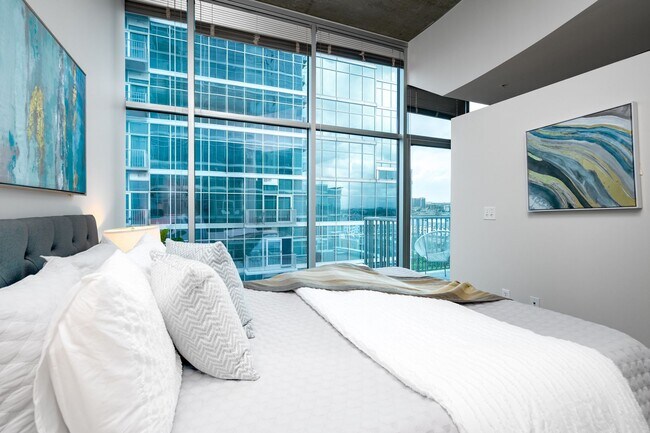 Building Photo - Glass House 1 Bed 1 Bath High Rise Condo w/ Mountain & City Views!!