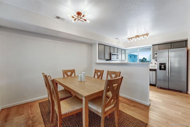 Building Photo - "Charming 2-Bed Townhouse Retreat with 2.5 Baths in Brighton!"