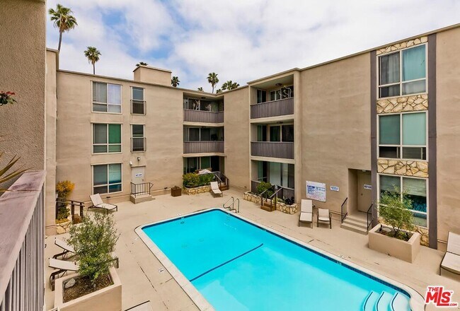 Building Photo - 809 S Bundy Dr