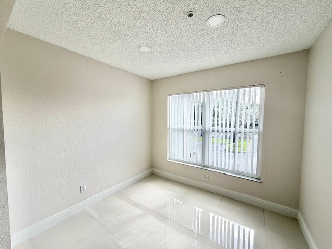 Building Photo - ** IBIS CLUB ** 1 BED / 1 BATH - CONDO - GATED COMMUNITY - SMALL PET OK! - ANNUAL RENTAL