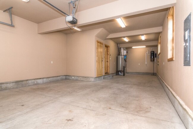 Building Photo - Award-winning, custom-built home in the highly-desired Cascade View Estates