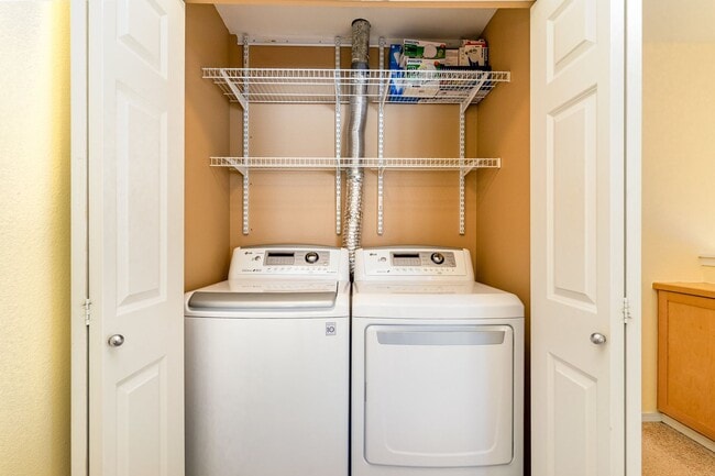 Building Photo - Available Now – Spacious 3-Bedroom Townhom...