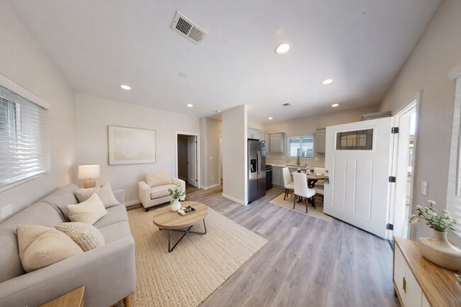 Building Photo - 4BD/2BA on Tipton!