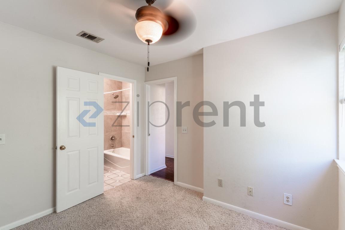 Building Photo - Unit B