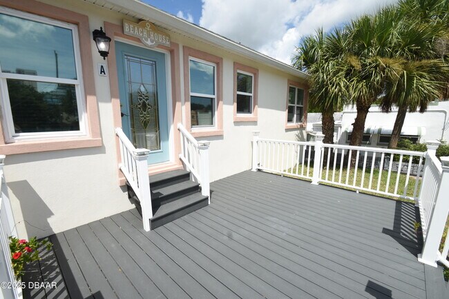 Building Photo - 403 N Oleander Ave