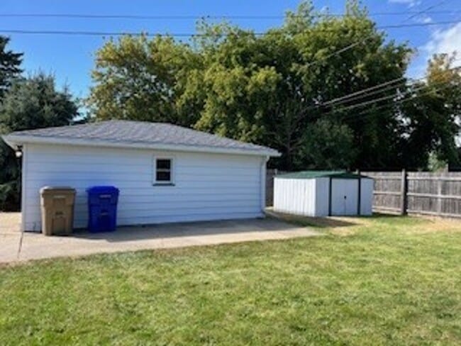 Building Photo - Charming 3 Bedroom, 1.5 Bath Home on the South Side of Kenosha