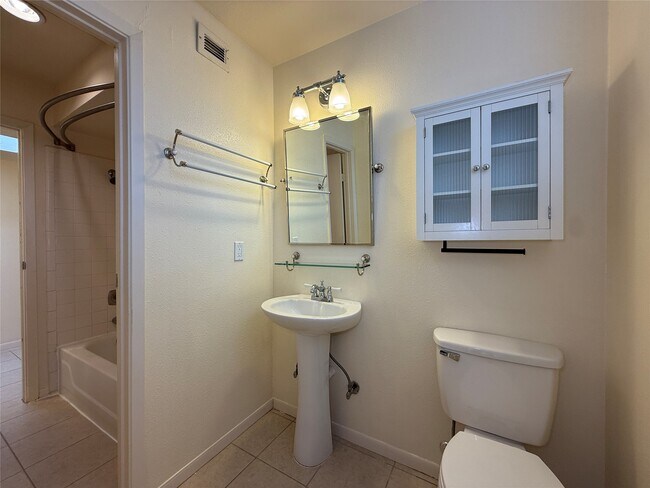 Building Photo - 1629 S Kirkwood Rd