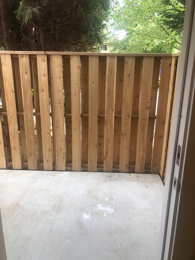 Building Photo - Taggart TownHouse Hardwood's, Patio, Park, Pets, Bike, Bus