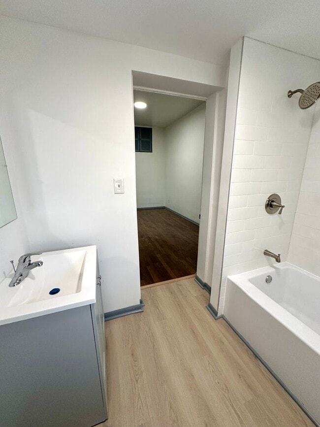 Building Photo - Newly Renovated 1 Bedroom, 1 Bath Unit in ...