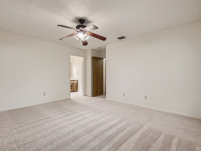 Building Photo - Northwest Hills 2/2 with Study, Large Gara...
