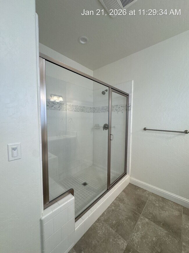 Building Photo - 4 Bedroom home located in Northside Visalia! Available Now!!