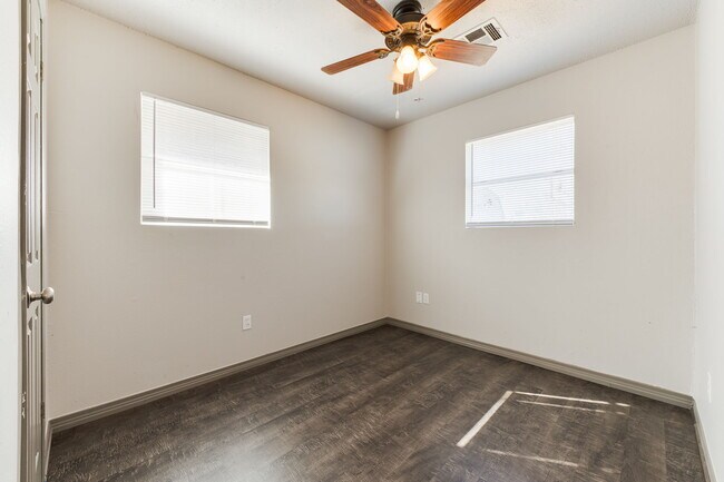 Building Photo - 14013 N Everest Ave