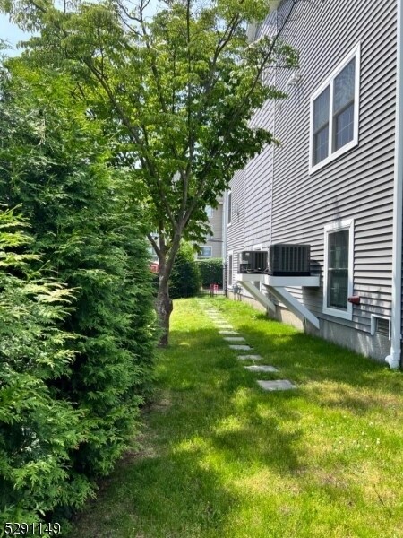 Building Photo - 74 River St