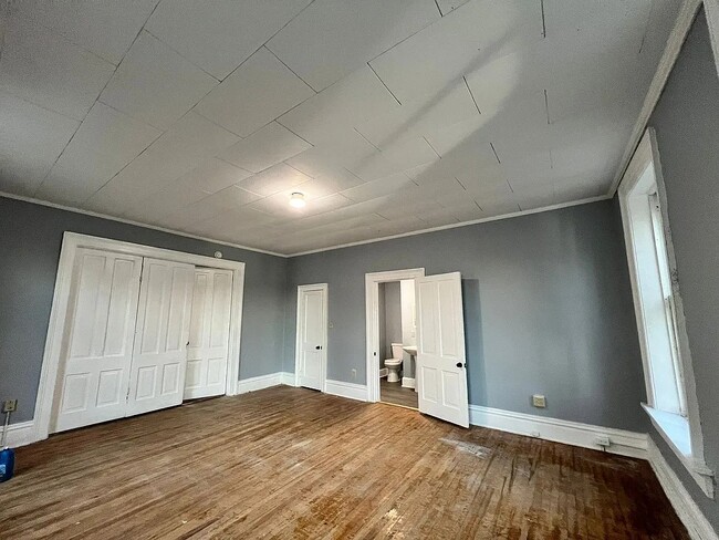 Building Photo - 303 W King St