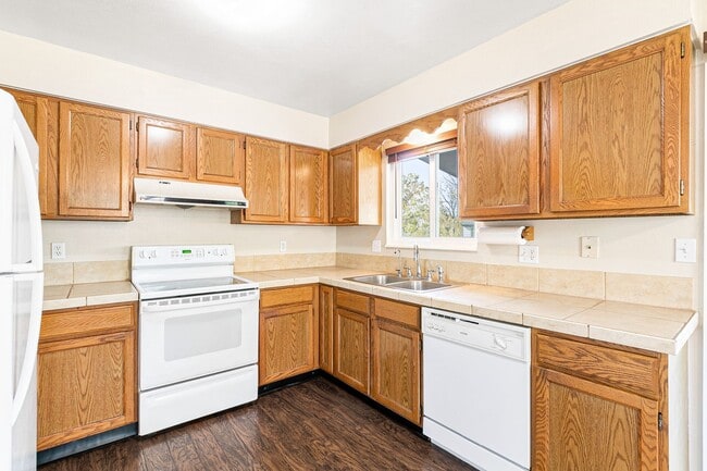 Building Photo - 1405 S Sierra Dr