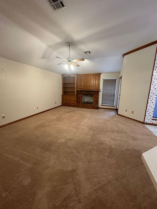 Building Photo - 4 Bed, 2.5 Bath Brick home with 2 car garage