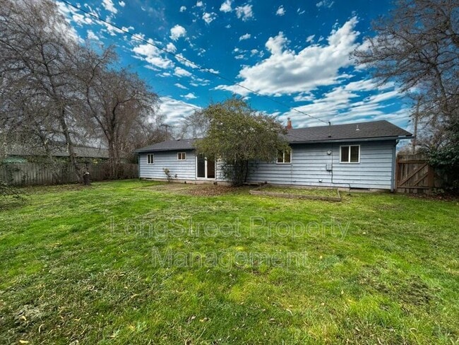 Building Photo - 1930 NW Kings Blvd