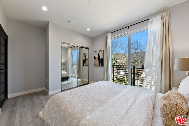 Building Photo - 15106 Roxford St