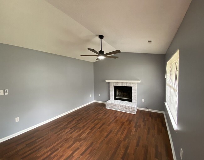 Building Photo - Great, 3-bed / 2 full bath location off th...
