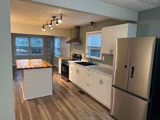 Building Photo - 200 Snead Rd