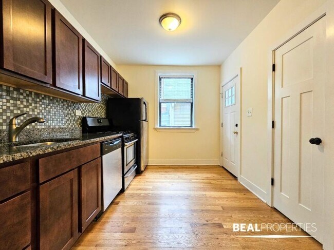 Building Photo - 2 bedroom in CHICAGO IL 60613
