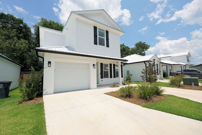 Building Photo - Newer Home in Valparaiso- Close to Eglin AFB