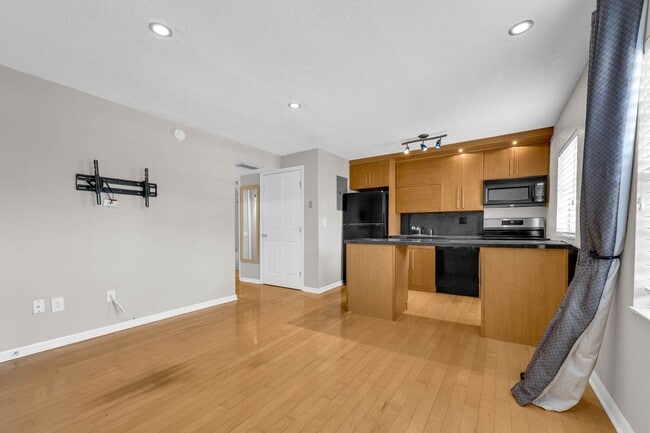 Building Photo - Renovated Condo in Downtown's coveted Dela...
