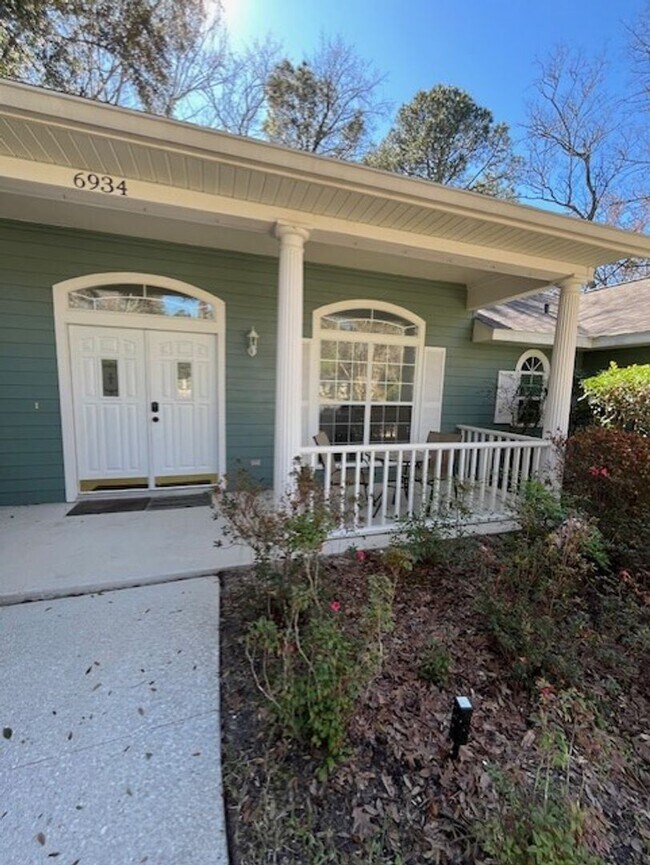 Building Photo - Beautiful and completely Renovated 3/2 fen...