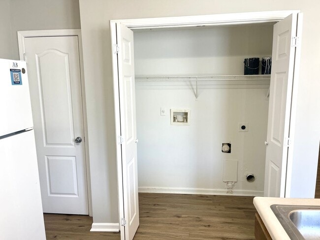 Building Photo - Welcome to this charming 2 bedroom, 2.5 ba...