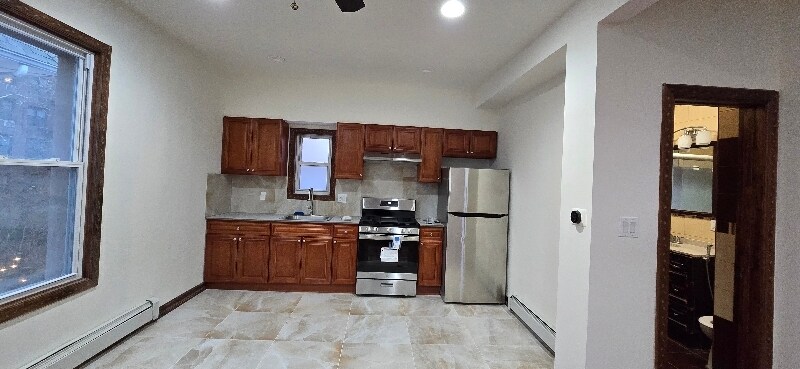 Building Photo - 400 E 7th St